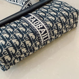 Sac messager carré tendance pour femmes, modèle 2025. Fabriqué en matériau PU de haute qualité. - Product Image 5