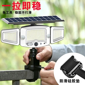 Lampe solaire à trois têtes avec télécommande, étanche et à détecteur de mouvement pour jardin et cour - Product Image 1