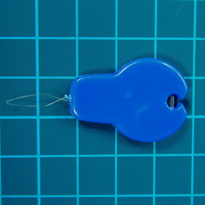 Enfile-aiguille DK-466 avec couteau |   Enfile-aiguille en plastique écologique pour broderie et quilting, outil de couture simple et portable - Product Image 1