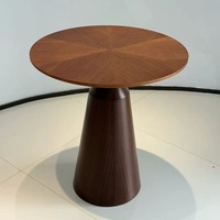 Table d'appoint ronde contemporaine avec plateau en bois grainé et base conique en bois et métal, mobilier pour hôtel et maison d'hôtes