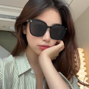 เฉียนไนแว่นกันแดดแฟชั่นกรอบใหญ่เลนส์พีซีสีเทาป้องกันรังสียูวี 400 สไตล์ผู้หญิง D3-6218 - Product Image 1