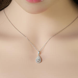 จี้เพชรโมอิสซาไนต์ทรงหยดน้ำ GoldleaF ประดับเพชรโมอิสซาไนต์ 1.5 กะรัต D VVS1 ชุบทอง 18K บนตัวเรือนเงินแท้ 925 - Product Image 3