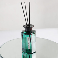 Ensemble diffuseur de roseau de luxe classique bouteille en verre vert parfum de maison avec 4 bâtons noirs pour la décoration de la chambre