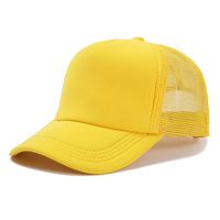 Gorras de malla de gamuza personalizadas con estampado en relieve, gorras de malla retro 3D con diseño de animales y logotipo bordado, gorra trucker de espuma en blanco.