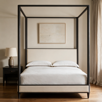 Lit à baldaquin moderne et minimaliste en bois massif avec tête de lit capitonnée crème, lit plateforme à profil bas pour chambre à coucher