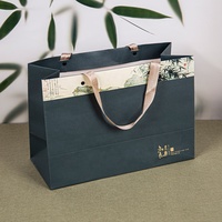 Sac cadeau de luxe en carton ivoire recyclable et écologique avec impression de logo personnalisée en feuille d'or, pelliculage mat et poignée en ruban pour vêtements et fourrures