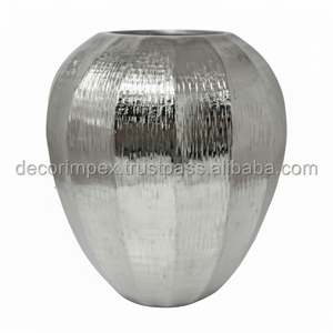 Jarrón de mesa escultural de plata hecho a mano moderno Metal línea delgada aluminio fundido hecho a mano - Product Image 1