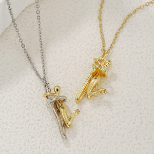 Collana con Ciondolo Coppia Abbracciata per Donna e Uomo, Colore Oro e Argento, Catena d'Amore per Coppie, Regalo per Amici, Gioielli per Feste - Product Image 1