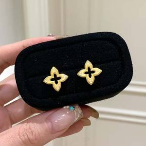Boucles d'oreilles clous trèfle à quatre feuilles plaqué or de luxe, zircon texturé vintage, motif fleur porte-bonheur pour soirée - Product Image 2