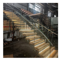Escaliers intérieurs modernes en acier et bois sur mesure avec marches en bois massif et balustrade en verre trempé pour villa