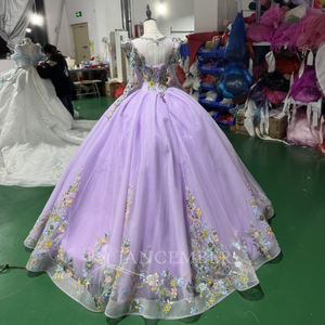 ชุดราตรีงาน Quinceanera รุ่น XS250 สีม่วงลาเวนเดอร์ แขนยาว ทรงพอง กระโปรงยาวแบบ Chapel Train ตกแต่งด้วยลูกไม้ลายดอกไม้ทันสมัย เหมาะสำหรับงานปาร์ตี้ - Product Image 3