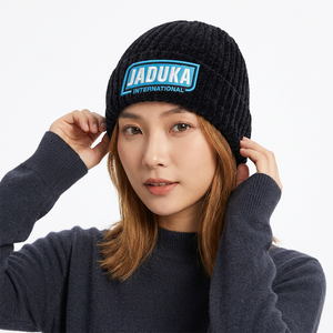 Gorro de punto con logotipo bordado para hombre y mujer, cálido para invierno, de alta calidad, diseñado para brindar comodidad en climas fríos para adultos. - Product Image 1