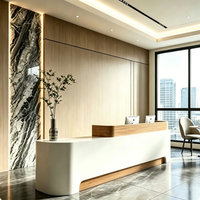 Comptoir de réception droit moderne et minimaliste de luxe léger avec finition en placage de bois, logo personnalisé pour entreprise, bureau, salon