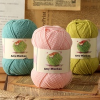 Vente en gros de fil acrylique mélangé de coton peigné à quatre plis d'épaisseur moyenne pour kit de crochet de bricolage doux et écharpe de poupée tricotée à la main