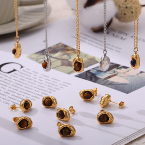 Ensemble collier et boucles d'oreilles pour femme moderne en acier inoxydable plaqué or 18 carats avec pendentif en pierre naturelle serti clos, idéal pour le quotidien - Product Image 4