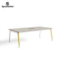 Table de conférence de direction en bois massif texturé, design moderne SpaceUnited, mobilier de bureau