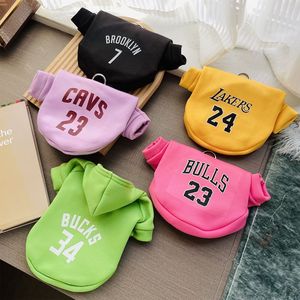 เสื้อฮู้ดสำหรับสัตว์เลี้ยงสำหรับสุนัขและแมวพร้อมสายรัด ผ้าไหมนมบุขนแกะ พิมพ์ลายตัวอักษรธีมบาสเก็ตบอล มีหลายสีให้เลือก - Product Image 2