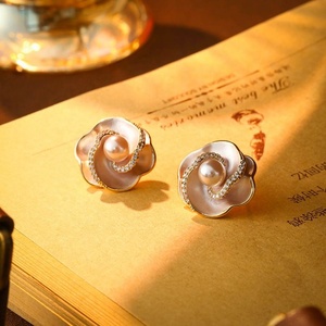 Boucles d'oreilles clous tendance Manta Rose au design avancé pour femmes, émail camélia, perle, aiguille en argent S925, plaqué or, zircon, cadeau - Product Image 4