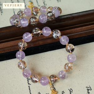 Bracelet en perles d'améthyste violette et de quartz clair avec breloque en forme de goutte dorée - Product Image 4