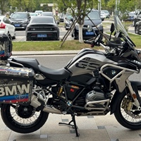 GS1200 avec phares à détection automatique LED, visibilité nocturne supérieure, moteur essence Boxer Twin de 1170 cm³, plusieurs modes de conduite