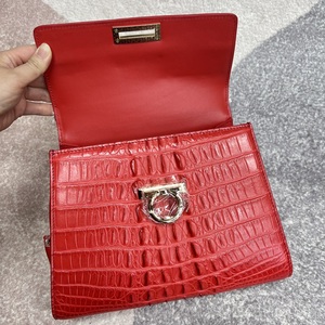 Sac à main élégant en cuir de crocodile avec rabat, fermeture à loquet pour plus de sécurité, design à poignée unique. - Product Image 3