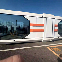 Maison-capsule panoramique moderne pour projets de glamping de luxe, dotée de fenêtres en verre offrant une vue à 270 degrés