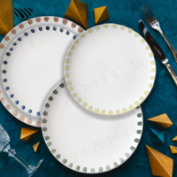 Séduisant ensemble d'assiettes en porcelaine Motifs artistiques multicolores à bords de points pour des paramètres de table de mariage mémorables