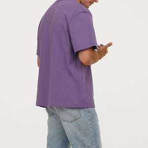 เสื้อยืดทรงบ็อกซี่เนื้อหนัก 200gsm ออกแบบเองได้ ผลิตจากผ้าฝ้าย 100% พร้อมโลโก้ เสื้อยืดโอเวอร์ไซส์ทรงหลวมแบบดรอปโชว์เดอร์ - Product Image 2