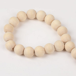 Cordon suspendu en perles de bois 16 mm couleur naturelle avec pompon pour décoration de mariage en extérieur - Product Image 4