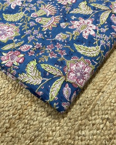 Tela india artesanal de algodón suave con estampado floral moderno de Jaipur, ligera, tejida, para bolsos, cortinas y vestidos. - Product Image 6