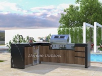 Ensemble de cuisine extérieure de luxe avec îlot barbecue, pièce maîtresse pour la cuisson, doté de sièges de bar et de niches de présentation pour l'amusement en cour