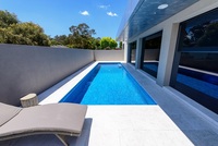 Dalles de sol extérieures en pierre naturelle UnionStone, pierre calcaire beige Myra, finition polie, pour villa, piscine