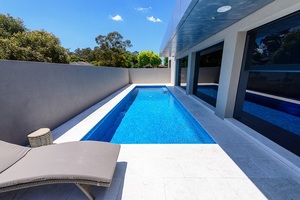 Dalles de sol extérieures en pierre naturelle UnionStone, pierre calcaire beige Myra, finition polie, pour villa, piscine - Product Image 3
