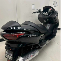 Scooter Maxi Honda Forza 250 d'occasion, excellent état. Moteur refroidi par liquide de 250 cm³, transmission automatique, entièrement fonctionnel.