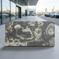 Revêtement mural de luxe en marbre blanc calcite Panda SMS1 de Flatstone Designs - Imperméable et durable pour une utilisation en extérieur et en intérieur, plus de 5 ans