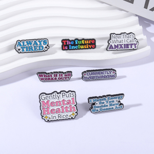 Spille in Smalto 'SEMPRE STANCHE' per la Salute Mentale, 'ATTUALMENTE PRESENTEMENTE PREMUTATE' sulla Futura, Spille Inclusive, Badge per Zaino e Bavero, Gioielli Regalo - Product Image 2