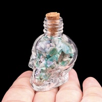 Vente en gros de copeaux de cristaux naturels de guérison dans une mini bouteille en verre en forme de crâne, pierre de Reiki, ornement cadeau gothique d'Halloween