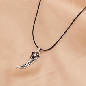 Collar con Colgante de Diente de Lobo de Aleación para Hombre, Diseño Vintage con Forma de Animal, Piedra de Zirconia, Cadena de Cordón Negro, Joyería para Uso Diario - Product Image 4