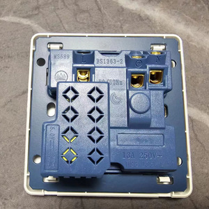 Enchufe de 13A conmutado estándar del Reino Unido con 2 puertos USB, panel de PC esmerilado gris Iluminación eléctrica Enchufes de interruptores de pared - Product Image 4