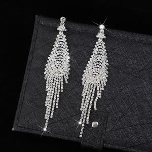 Boucles d'oreilles pendantes géométriques élégantes en alliage vintage classique avec long pendentif en strass pour femmes, pour mariage et soirée - Product Image 2