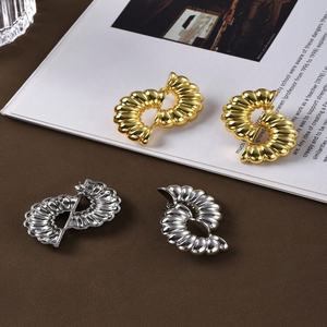 Pendientes de Tuerca de Latón con Diseño Exagerado de Textura Desalineada Única, Estilo Europeo Americano, Lujo Ligero, para Fiestas - Product Image 6