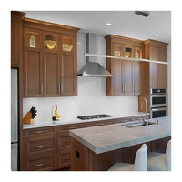 Armoire de cuisine modulaire Prima moderne en bois massif blanc style Shaker avec finition laquée, portes en acier inoxydable à bords biseautés, sur site