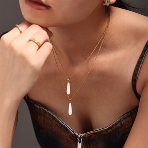 Collier de haute qualité plaqué or en acier inoxydable avec pendentif goutte d'eau pour femmes - Product Image 4