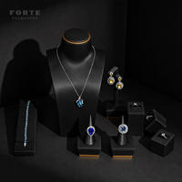 Présentoirs de vitrine FORTE en cuir PU noir avec logo personnalisé pour bagues, colliers et bijoux