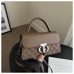 Sac à main en cuir à carreaux deux tons avec bandoulière à boucle en métal - Product Image 1