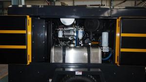 Compresor de Aire Diésel de 10 Bares y 350 CFM para Trituración, Perforación de Pozos Profundos, Cimentaciones de Pilotes o Martillos de Ingeniería para Minería - Product Image 5