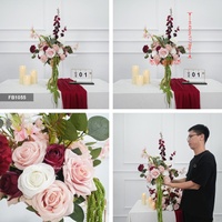 Centre de table floral en forme de boule avec roses bordeaux et amaranthes pour mariage