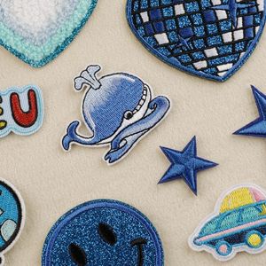 Patch thermocollant à paillettes série bleue Galaxy en forme de cœur, en stock pour la vente en gros, pour vestes, broderie, et patchs pour casquettes en sergé - Product Image 3