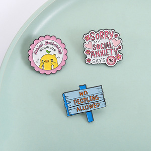 Pin de solapa de esmalte suave con cita humorística sobre ansiedad social y prohibido el contacto con personas, para uso diario y regalo, al por mayor - Product Image 6