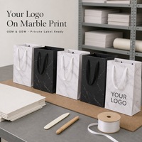 Sac cadeau en papier imprimé marbre personnalisé en gros avec ouverture supérieure, soufflet latéral, base large et poignée en ruban plat pour emballage cadeau de détail